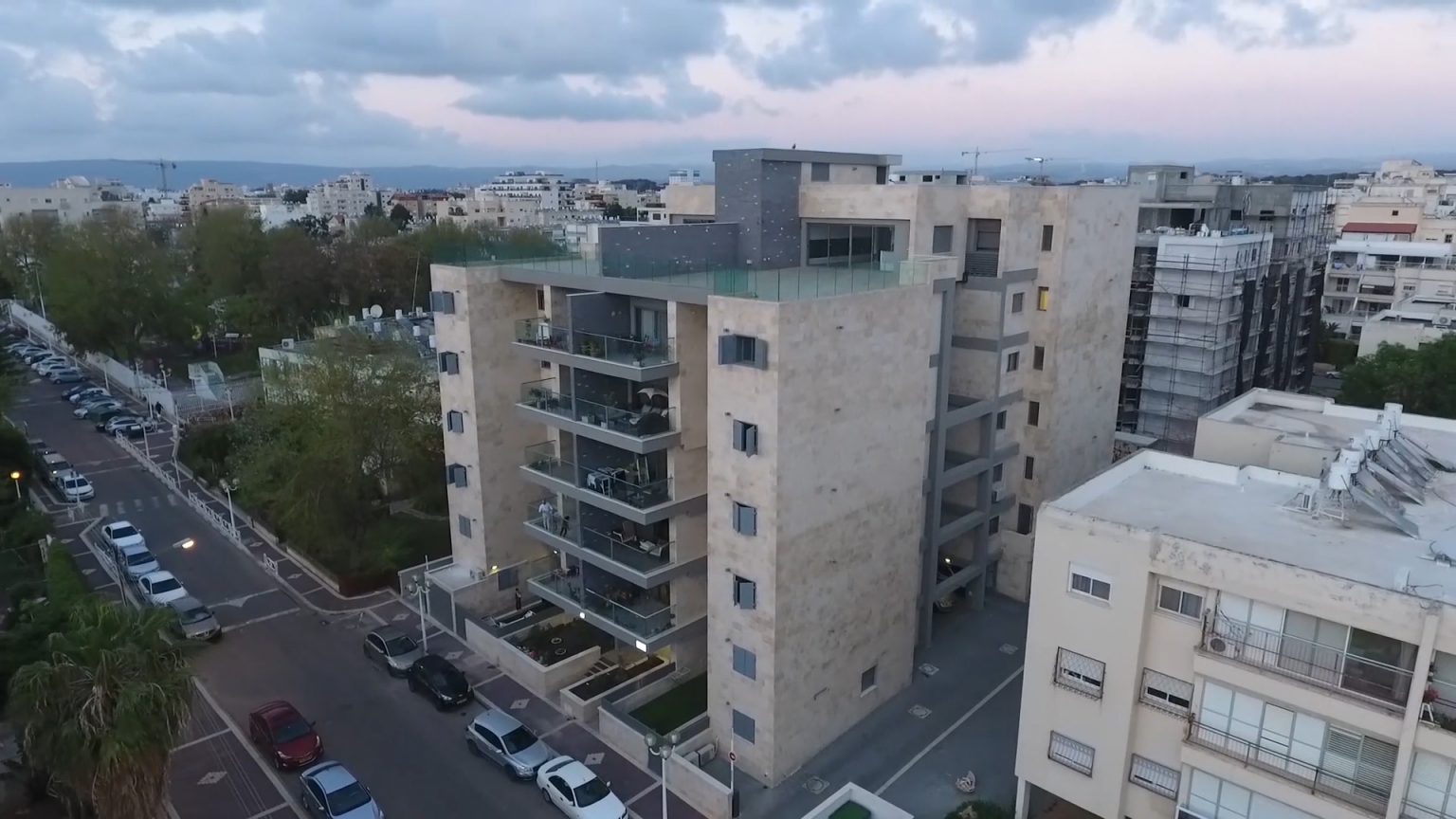 תמונה של בניין הנבנה ע״י החברה